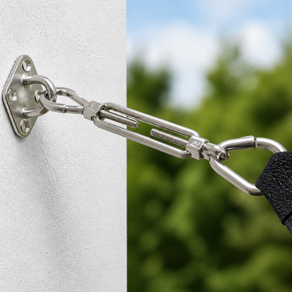 Verwendung der Wandöse, der Spannschraube und des Karabiners am Sonnensegel